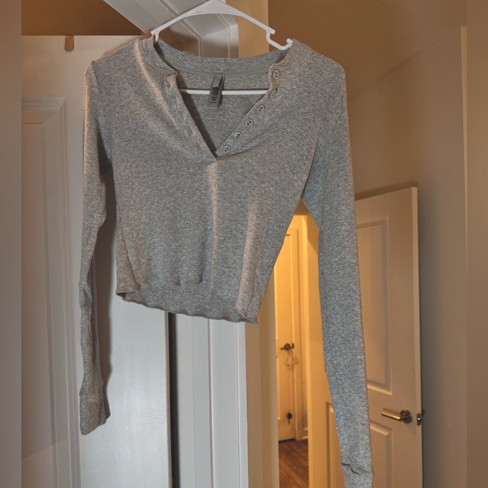 SKIMS Gray Long Sleeve Crop Henley Top